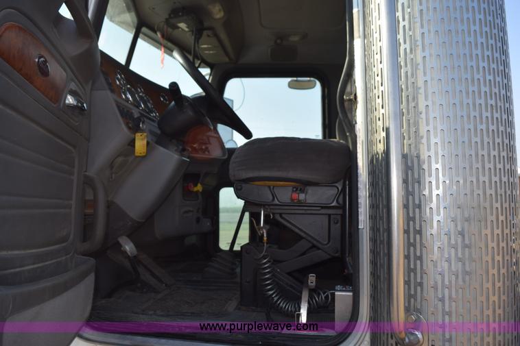 image for item L5809 2007 Peterbilt 386 semi truck