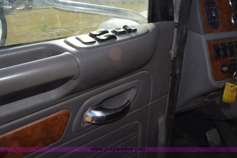 image for item L5809 2007 Peterbilt 386 semi truck