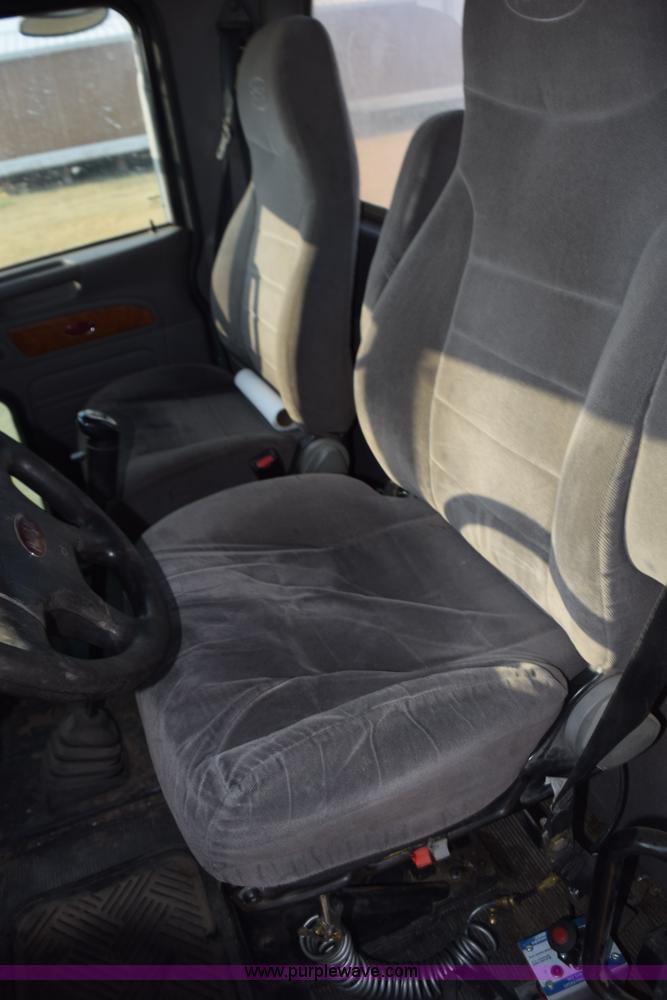 image for item L5809 2007 Peterbilt 386 semi truck