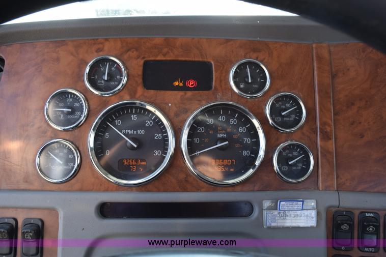 image for item L5809 2007 Peterbilt 386 semi truck