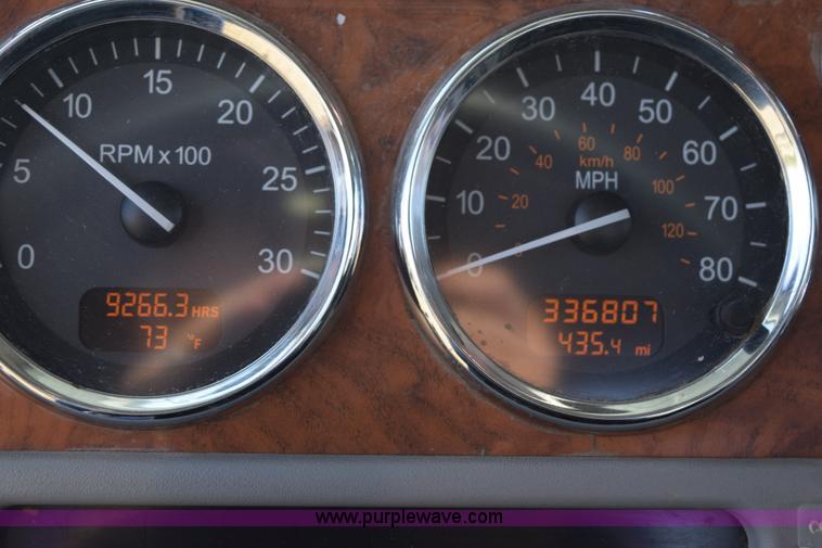 image for item L5809 2007 Peterbilt 386 semi truck