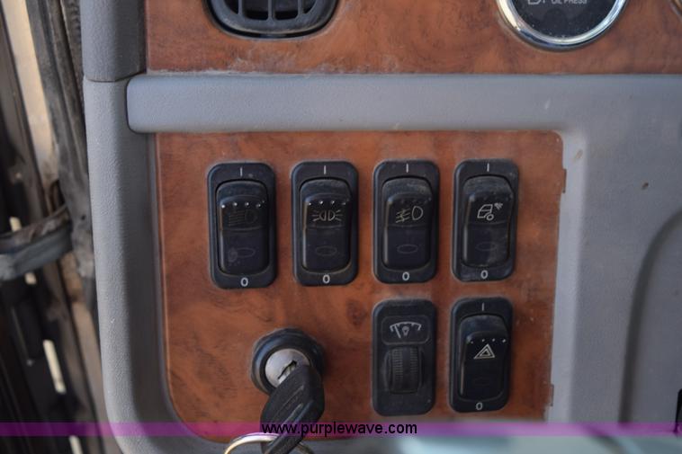 image for item L5809 2007 Peterbilt 386 semi truck