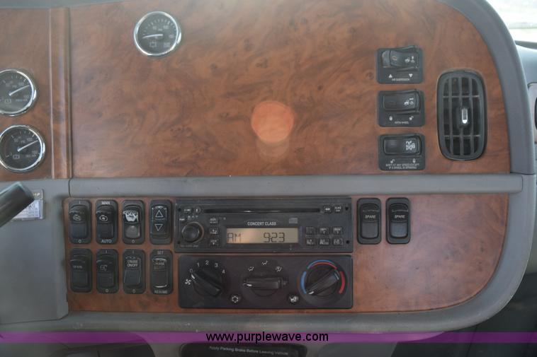 image for item L5809 2007 Peterbilt 386 semi truck