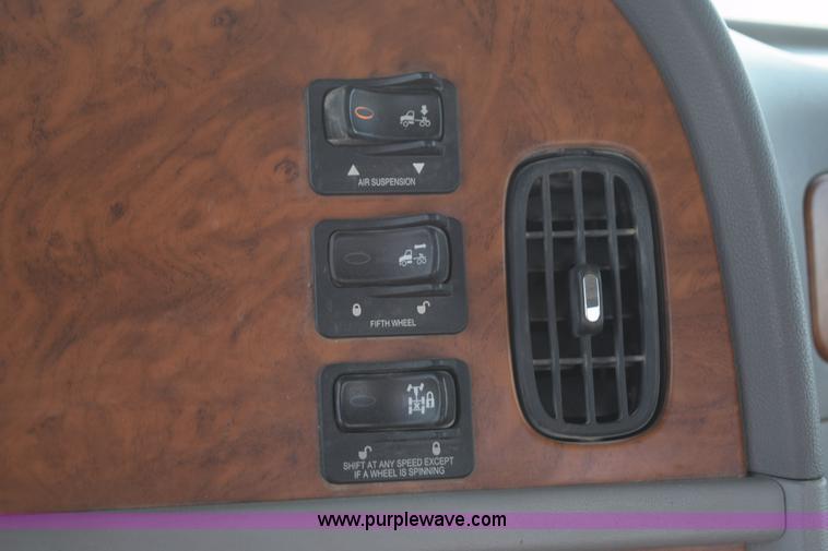 image for item L5809 2007 Peterbilt 386 semi truck