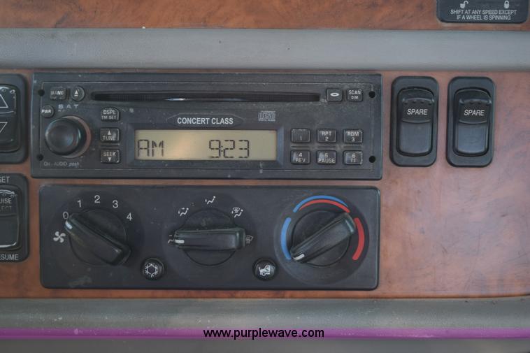 image for item L5809 2007 Peterbilt 386 semi truck