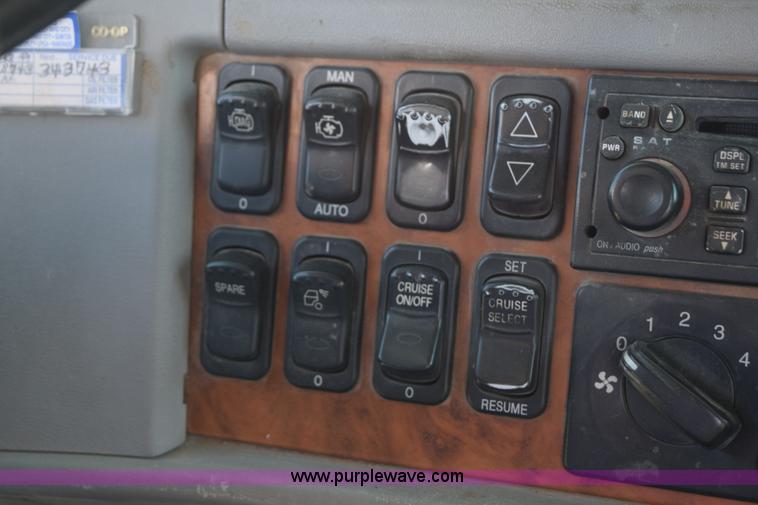 image for item L5809 2007 Peterbilt 386 semi truck