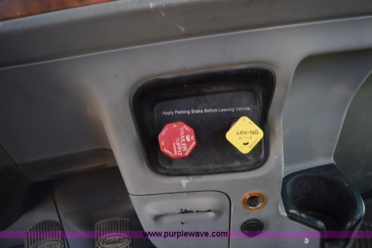 image for item L5809 2007 Peterbilt 386 semi truck