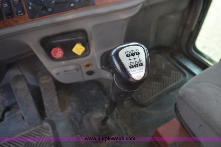 image for item L5809 2007 Peterbilt 386 semi truck