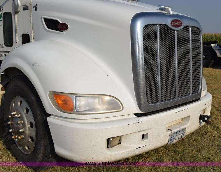 image for item L5809 2007 Peterbilt 386 semi truck