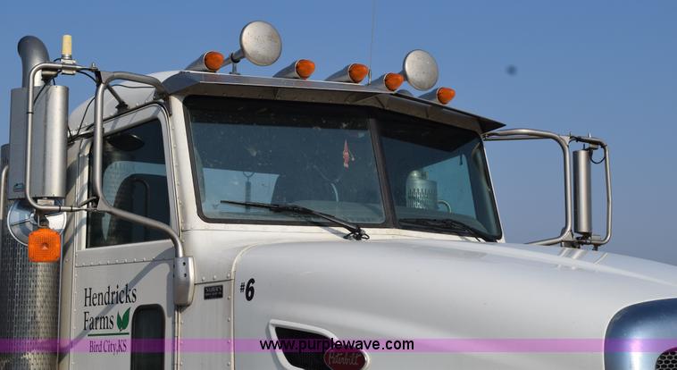 image for item L5809 2007 Peterbilt 386 semi truck