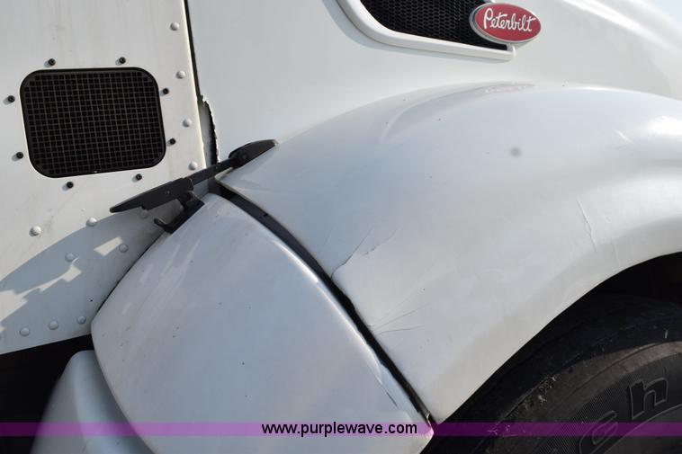 image for item L5809 2007 Peterbilt 386 semi truck