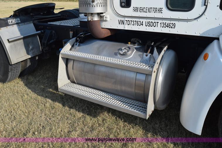 image for item L5809 2007 Peterbilt 386 semi truck