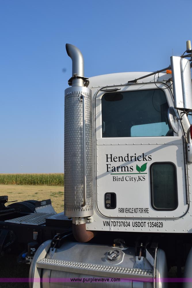 image for item L5809 2007 Peterbilt 386 semi truck