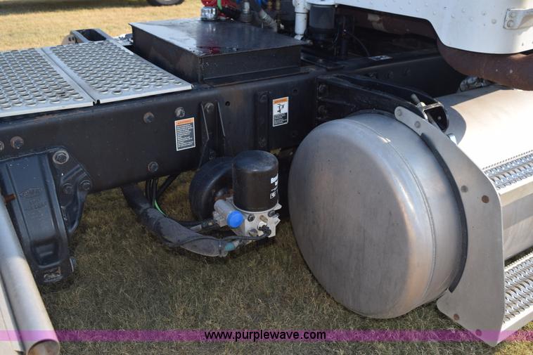 image for item L5809 2007 Peterbilt 386 semi truck