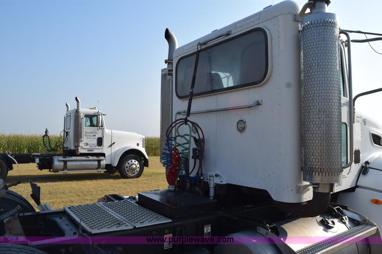 image for item L5809 2007 Peterbilt 386 semi truck