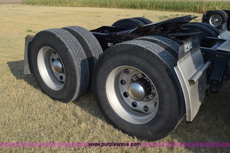 image for item L5809 2007 Peterbilt 386 semi truck