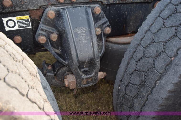 image for item L5809 2007 Peterbilt 386 semi truck