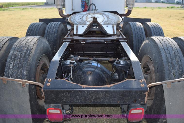 image for item L5809 2007 Peterbilt 386 semi truck