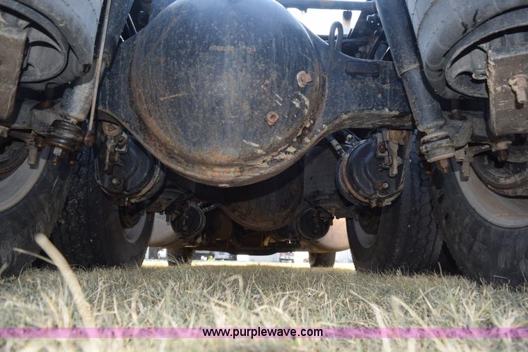 image for item L5809 2007 Peterbilt 386 semi truck