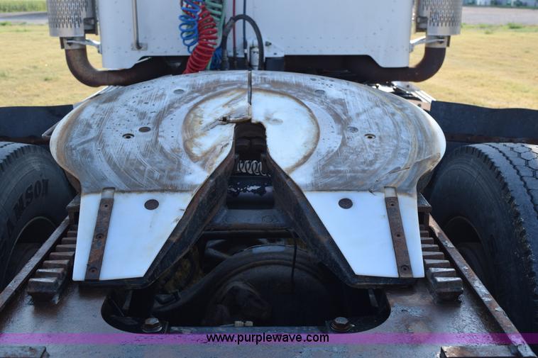 image for item L5809 2007 Peterbilt 386 semi truck