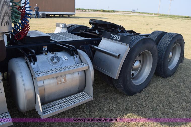 image for item L5809 2007 Peterbilt 386 semi truck