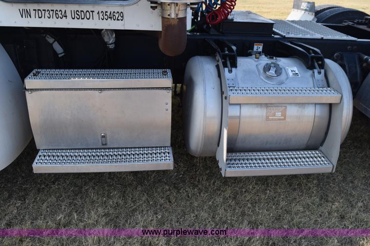 image for item L5809 2007 Peterbilt 386 semi truck