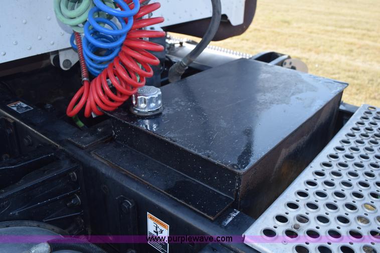 image for item L5809 2007 Peterbilt 386 semi truck