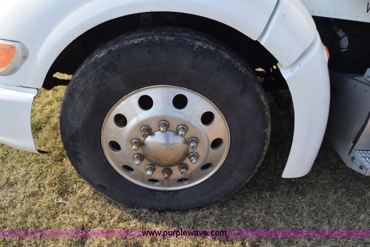 image for item L5809 2007 Peterbilt 386 semi truck