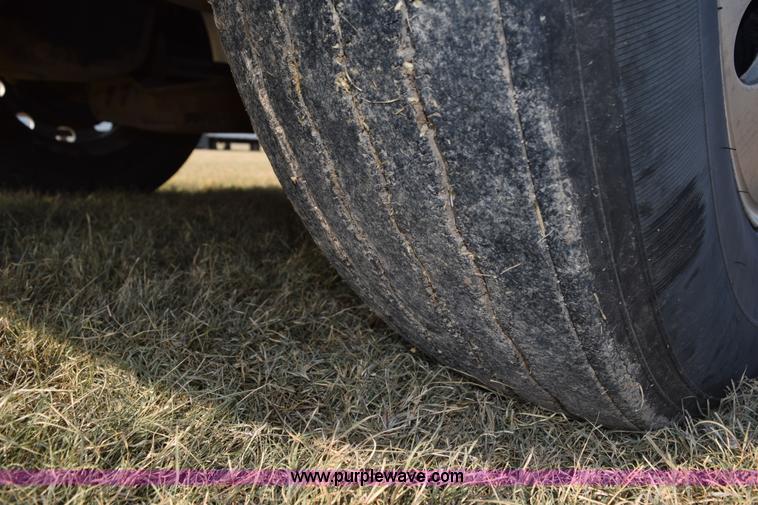 image for item L5809 2007 Peterbilt 386 semi truck