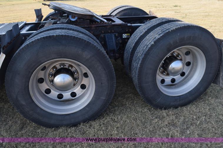 image for item L5809 2007 Peterbilt 386 semi truck