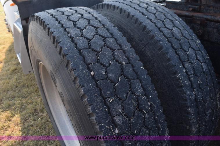 image for item L5809 2007 Peterbilt 386 semi truck