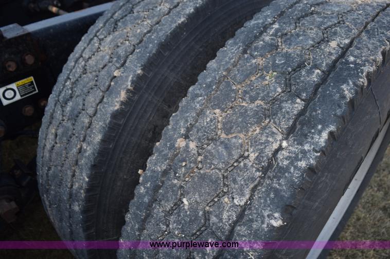 image for item L5809 2007 Peterbilt 386 semi truck