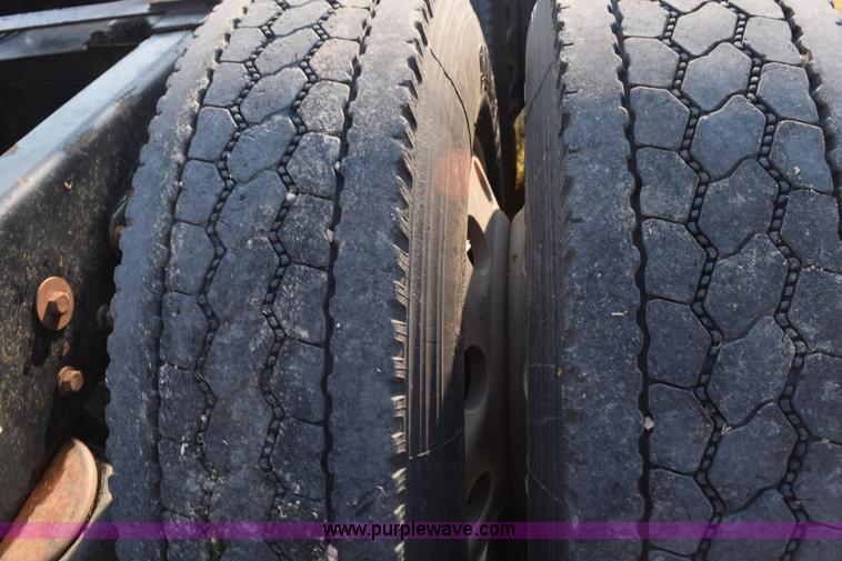 image for item L5809 2007 Peterbilt 386 semi truck