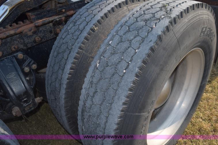 image for item L5809 2007 Peterbilt 386 semi truck