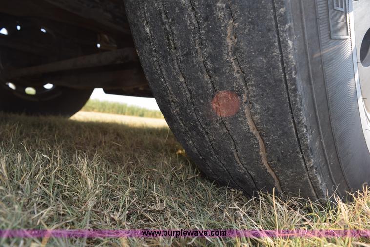 image for item L5809 2007 Peterbilt 386 semi truck