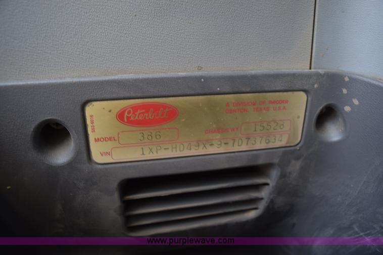 image for item L5809 2007 Peterbilt 386 semi truck