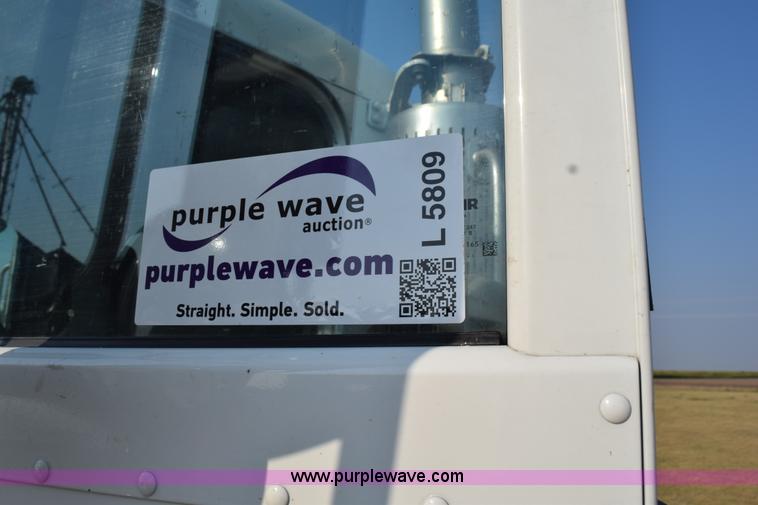 image for item L5809 2007 Peterbilt 386 semi truck