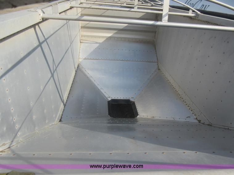 image for item AX9401 2002 Wilson DWH-400 hopper grain trailer