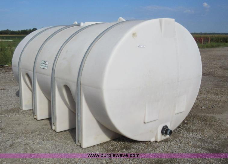 3,000 gallon poly tank in Guilford, MO Item AX9402 sold Purple Wave