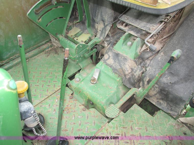 image for item H1203 1980 John Deere 2940 tractor