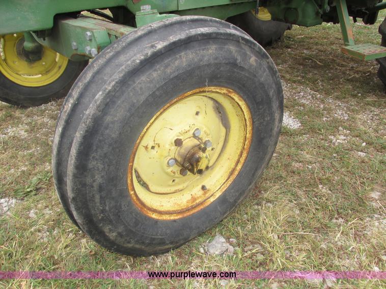 image for item H1203 1980 John Deere 2940 tractor