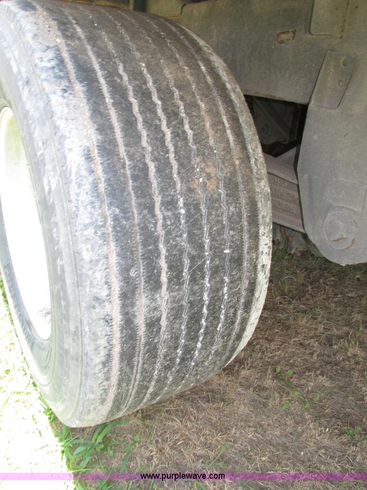 image for item H4537 2008 Wilson DWH-550 double hopper grain trailer