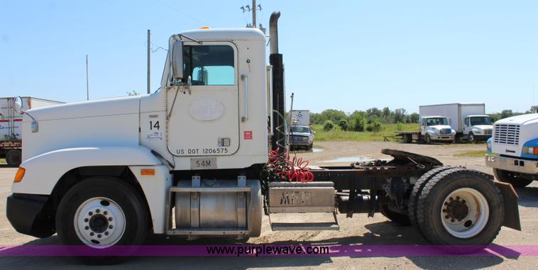 image for item J3678 1996 Freightliner FLD semi truck