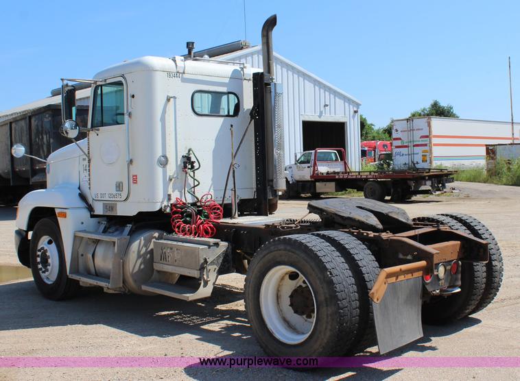 image for item J3678 1996 Freightliner FLD semi truck