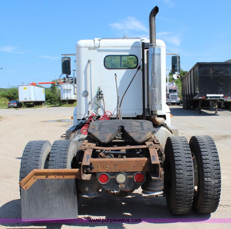 image for item J3678 1996 Freightliner FLD semi truck