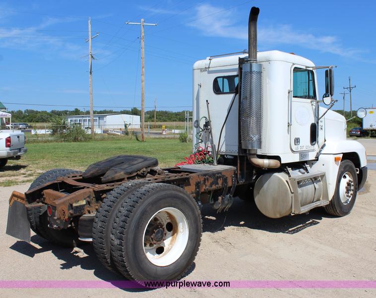 image for item J3678 1996 Freightliner FLD semi truck