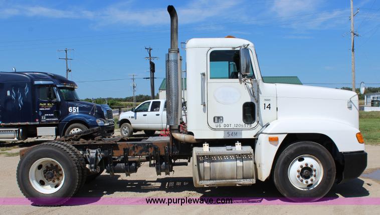 image for item J3678 1996 Freightliner FLD semi truck
