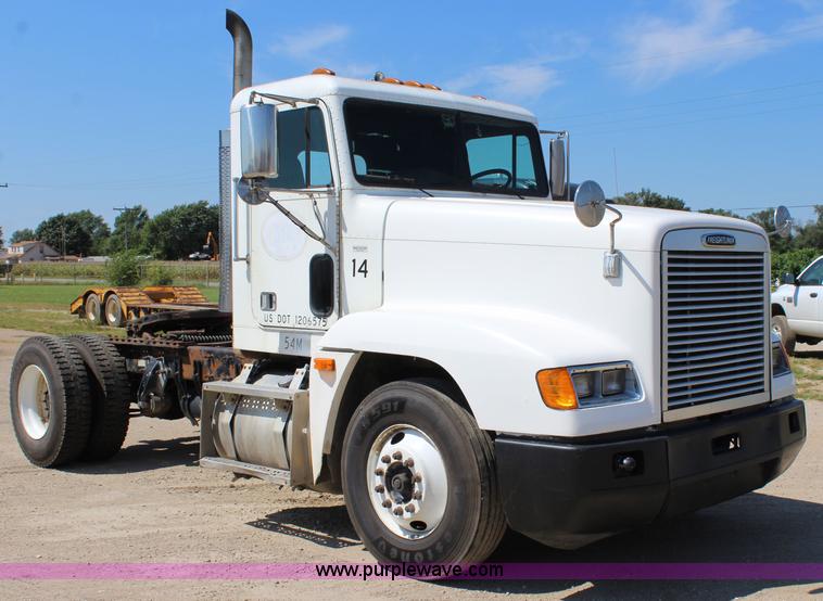 image for item J3678 1996 Freightliner FLD semi truck