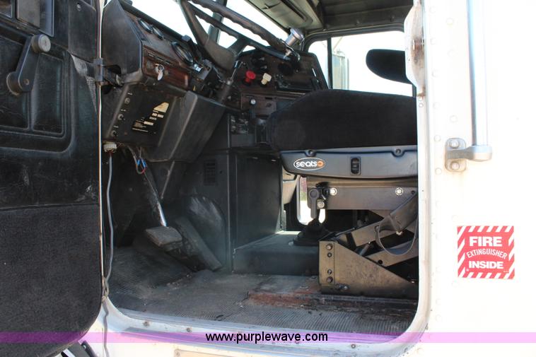 image for item J3678 1996 Freightliner FLD semi truck