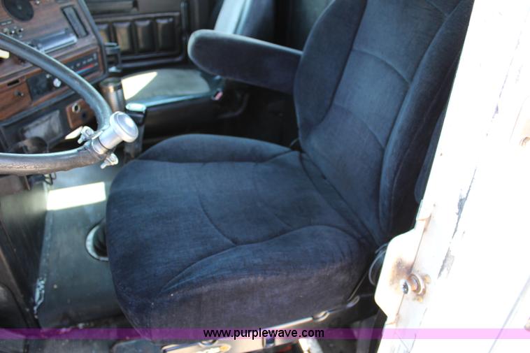 image for item J3678 1996 Freightliner FLD semi truck